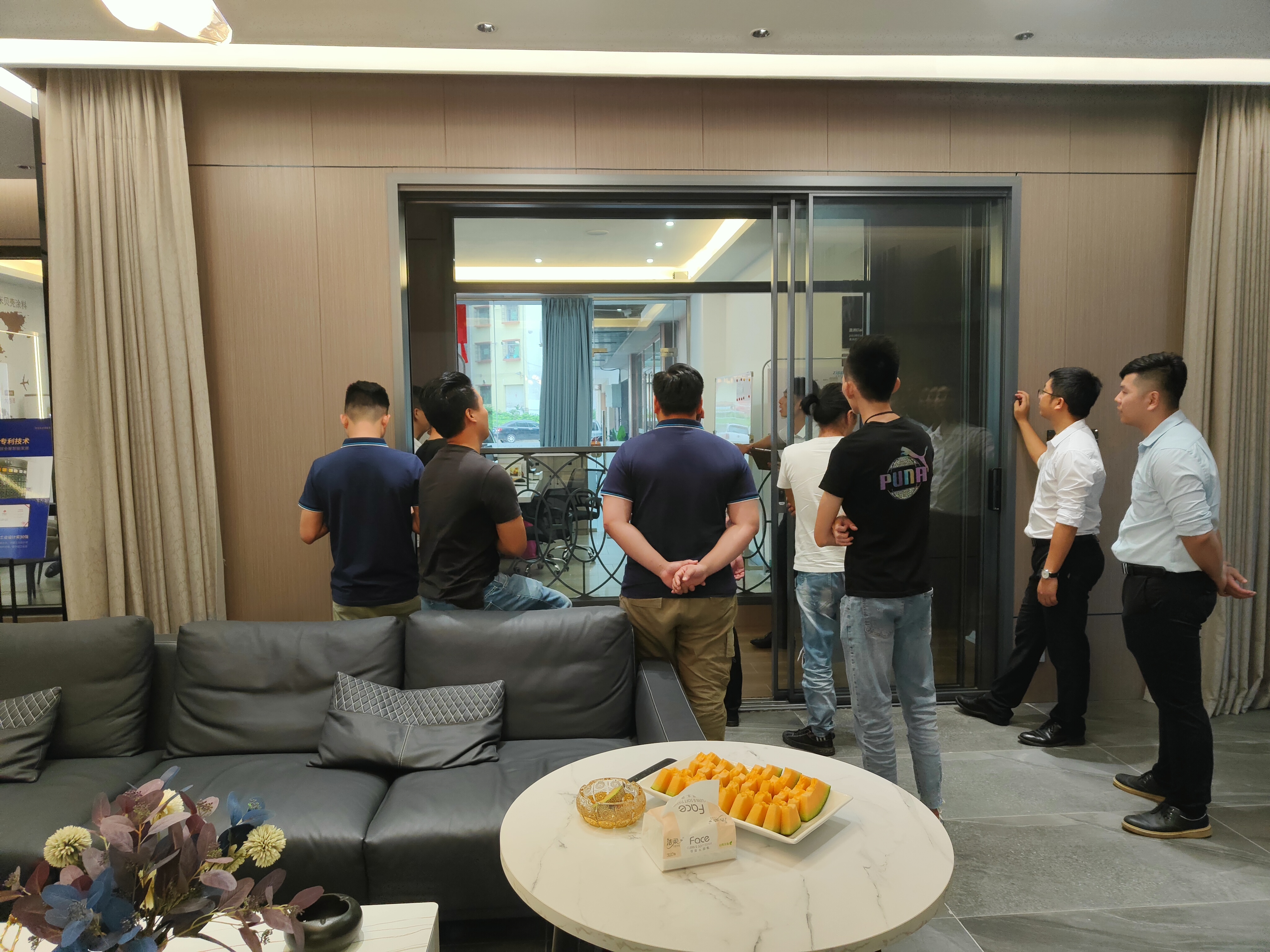 設(shè)計(jì)師觀摩智能升降欄桿