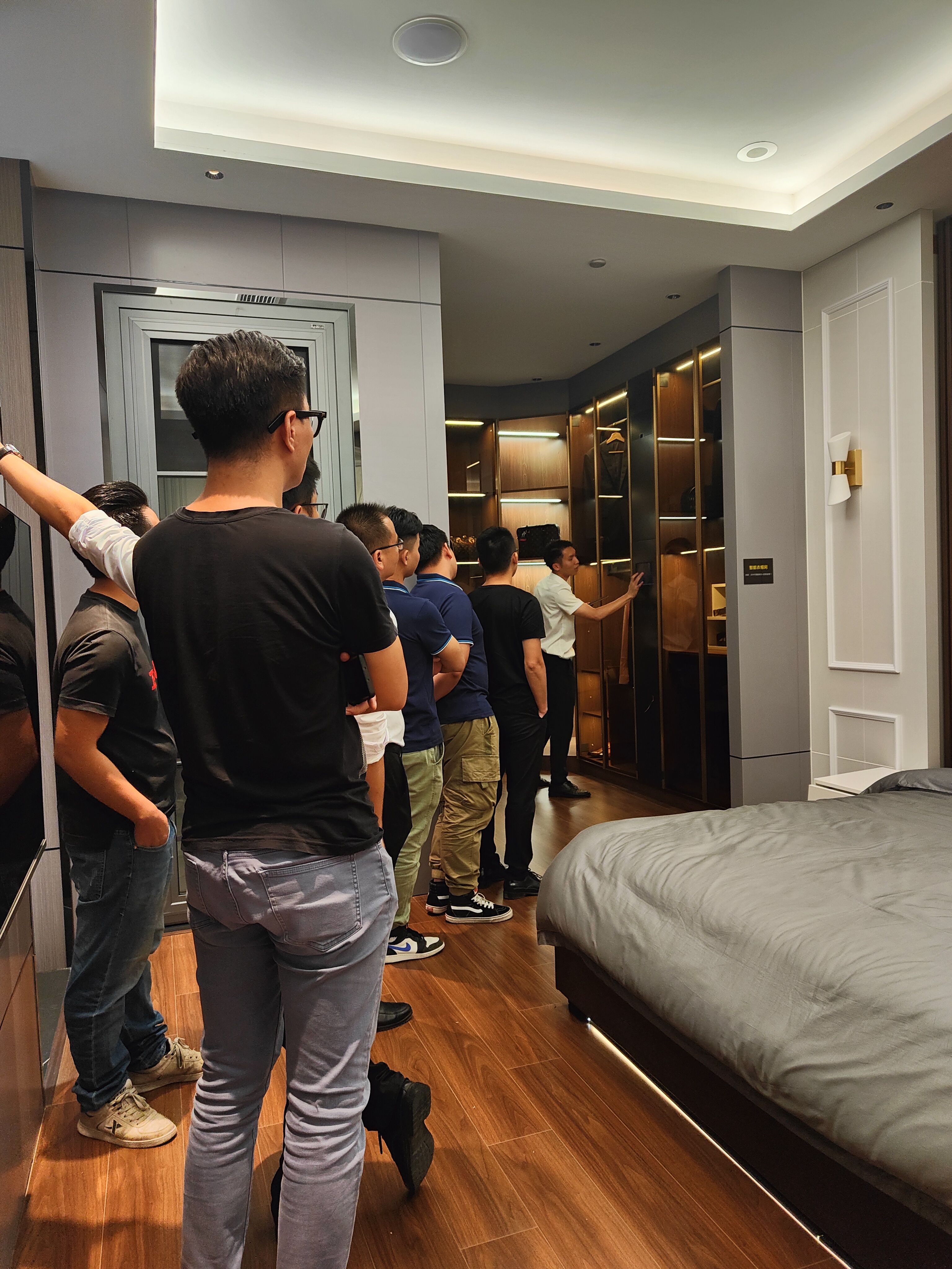 健康臥室及智能衣柜功能展示